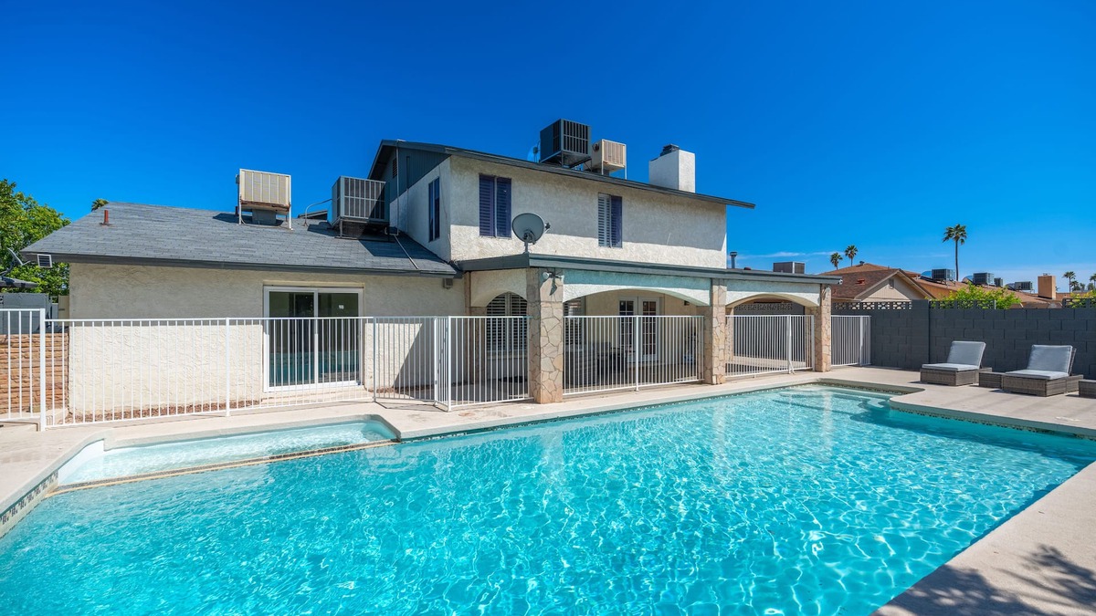 Glendale House | Glendale Getaway Huge Pool Games Nice View Balcony