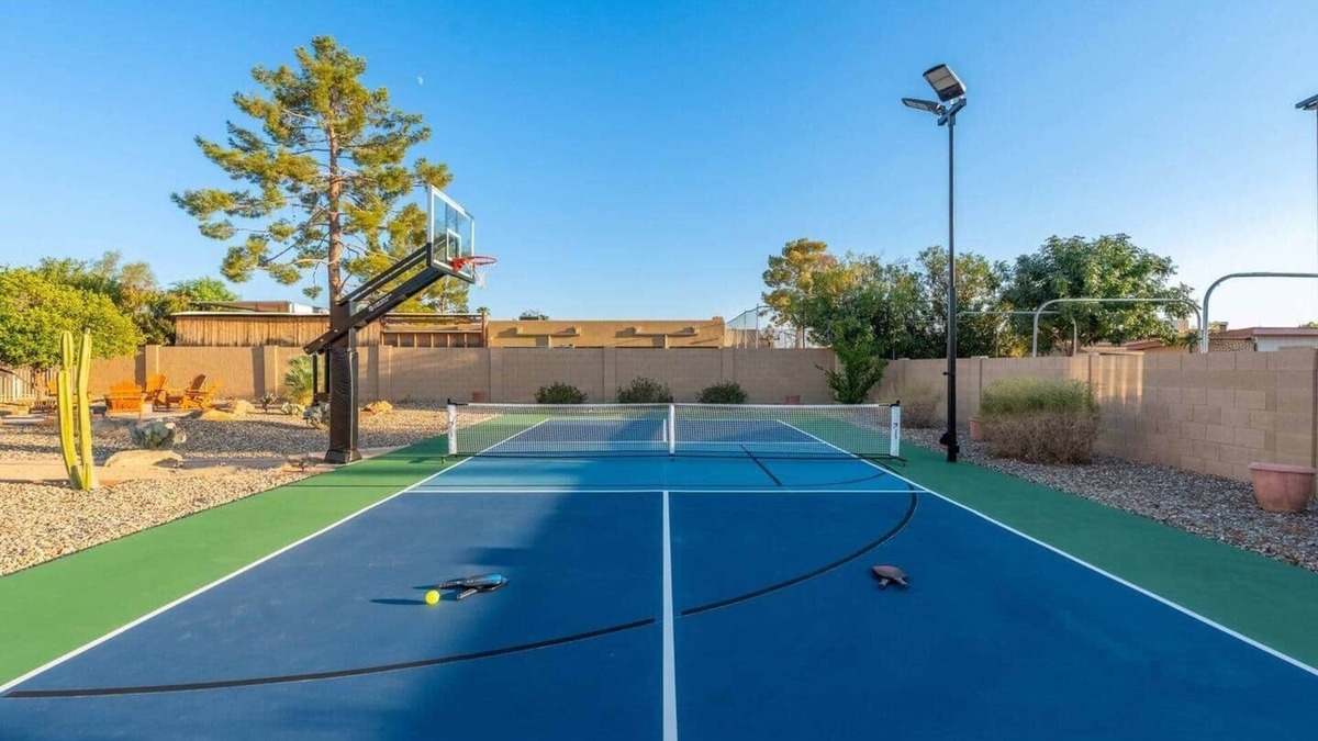 Glendale House | Glendale Paradise | Pool | Pickleball | Putt-Putt