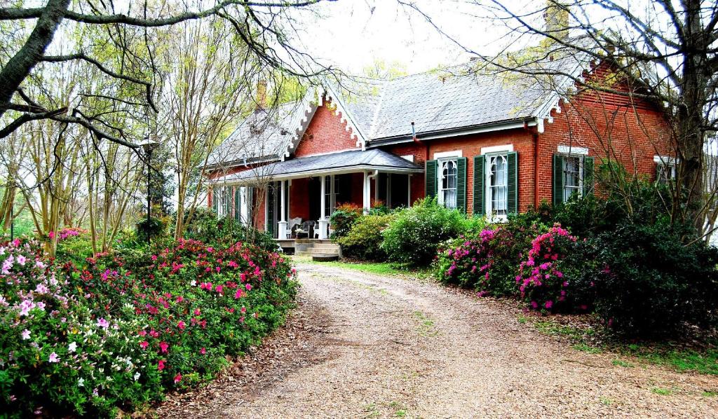 Natchez Bed & Breakfast | Glenfield Plantation Historic Antebellum Bed and Breakfast