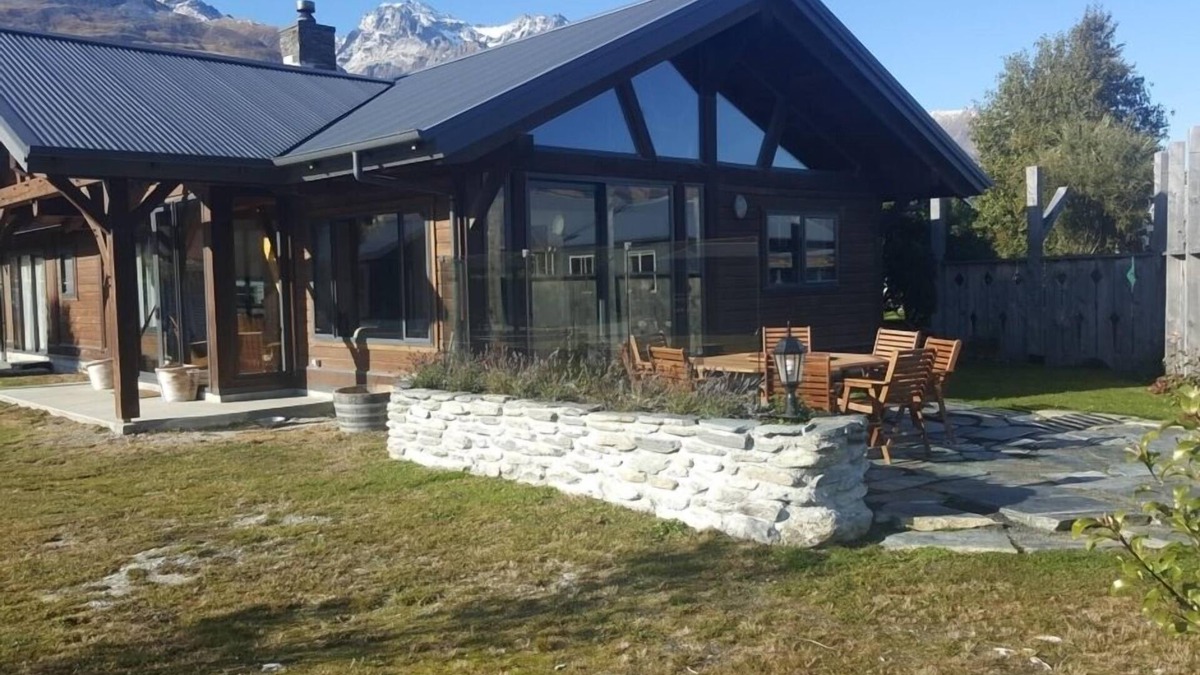 Glenorchy House | GLENORCHY HOUSE. 360° Mountains, by Lake and River.