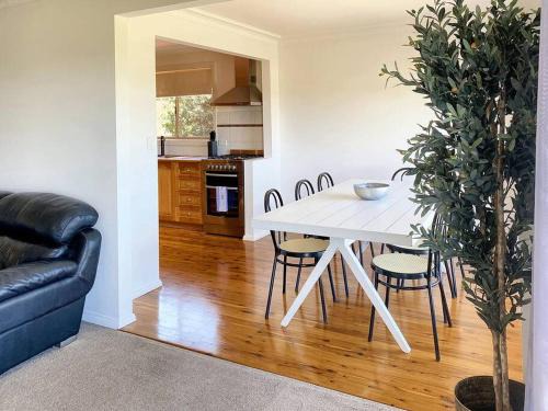 Kooringal House | Glen’s Haven with Lakeviews