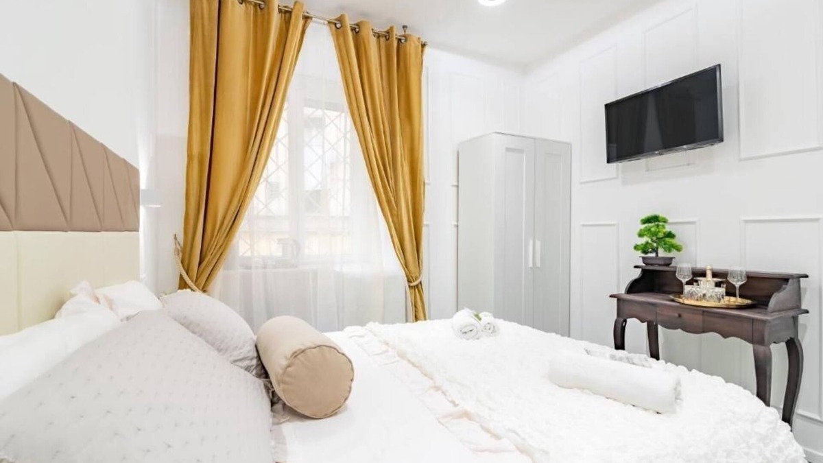 Nomentano Apartment | Glint House Rome-Double/Double Deluxe Room with Single Beds