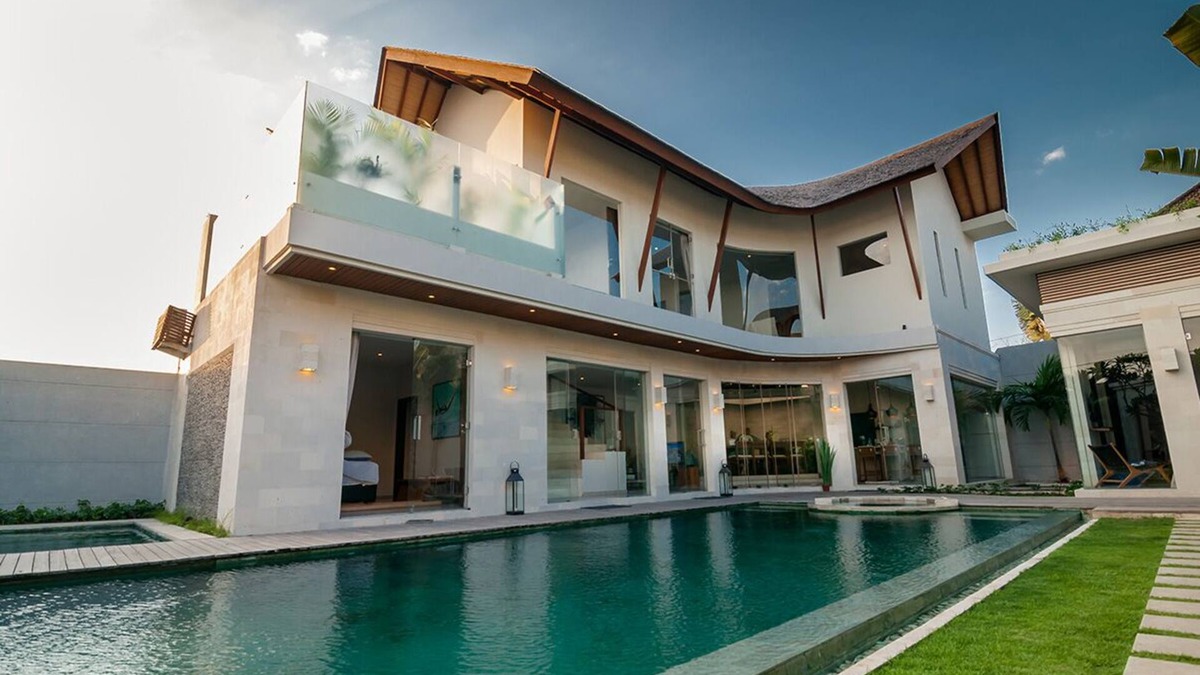 Seminyak Villa | Glorious 4BR Villa, Seminyak! 7Min Walk To Eat Street! W/Private Swimming Pool!