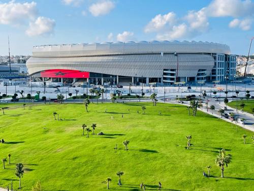 Tangier Apartment | Glorious Garden, Appartement Familial, Face au Stade Ibn Batouta, Espaces Verts, Proche Aéroport, Parking, WIFI, AC, IPTV