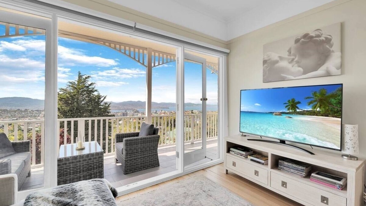 West Hobart House | Glorious Views - Beautiful 1925 Heritage House
