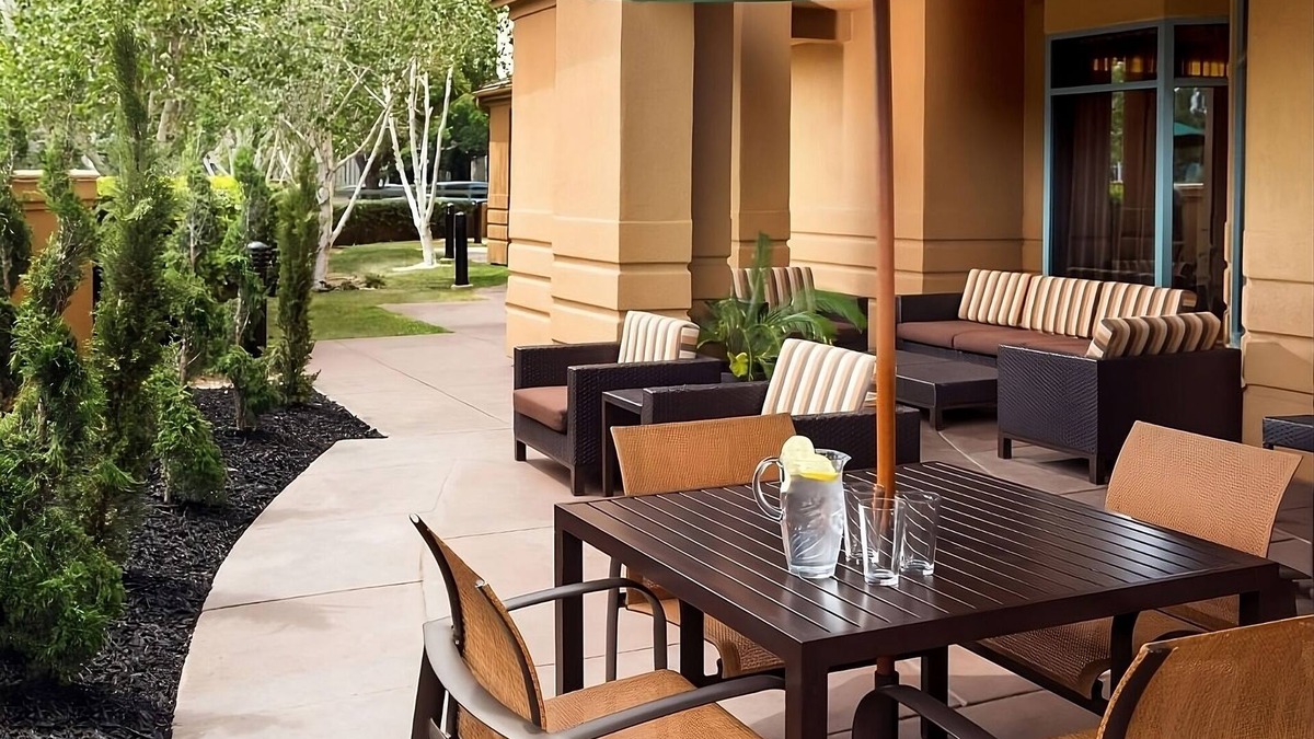 Pleasant Hill Hotel | Gloucester Berkeley Rose Garden! 3 Family-friendly Suites w/Starbucks & Parking
