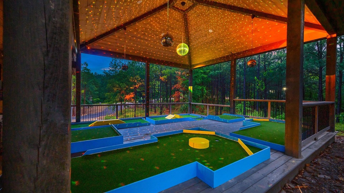Pickens Cabin | Glow Mini Golf/Pool Table/Waffle Bar/Game Room!