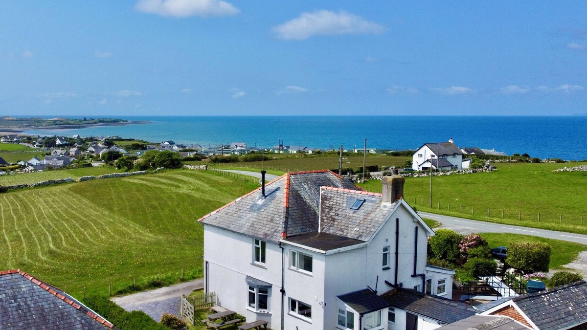 Llandanwg Cottage | GLYNMOR, pet friendly, character holiday cottage in Harlech