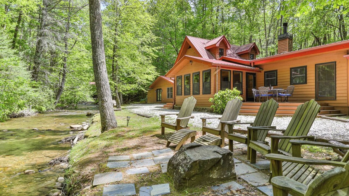 Walnut Mountain Cabin | Go With The Flow-Creek front, only 10 mins to downtown Ellijay/Minimum Age Requ