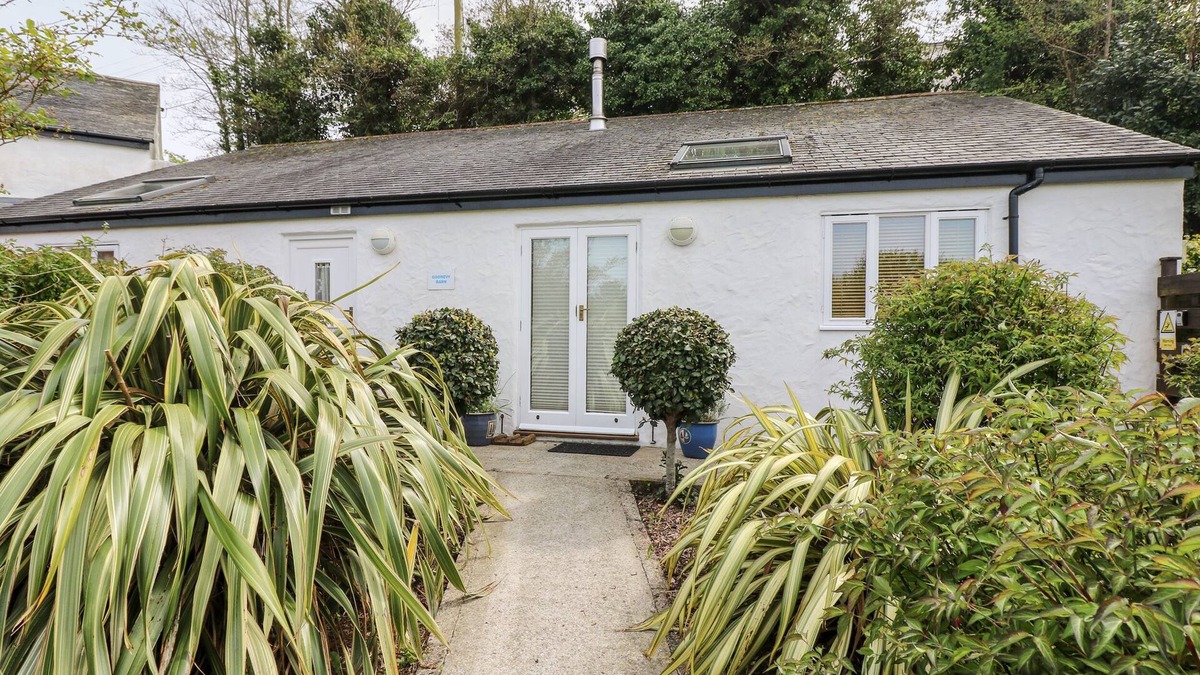 Angarrack House | GODREVY BARN, pet friendly, with hot tub in Hayle