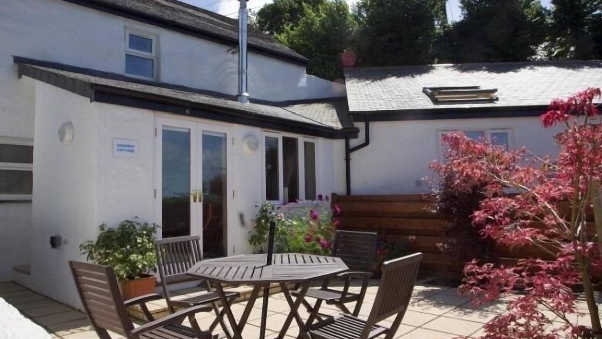 Angarrack Cottage | GODREVY COTTAGE, family friendly, with hot tub in Hayle