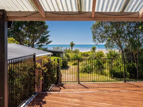 Pakawau House | Godwit Cottage - Pākawau Beachfront Holiday Home