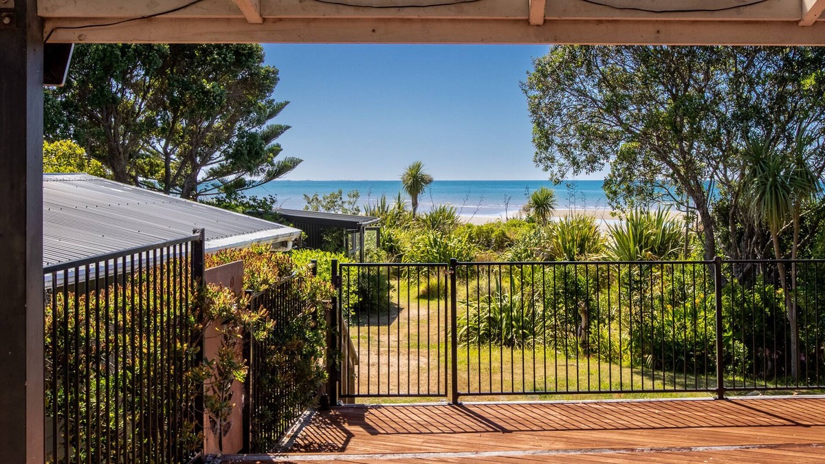Pakawau House | Godwit Cottage - Pākawau Beachfront Holiday Home