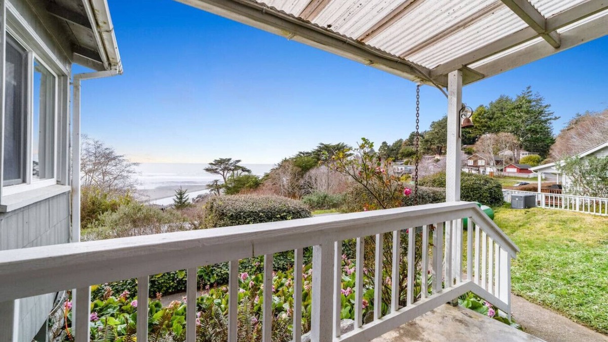 Westhaven-Moonstone House | Gog and Pop's Beach House - Ocean Views, WiFi, BBQ