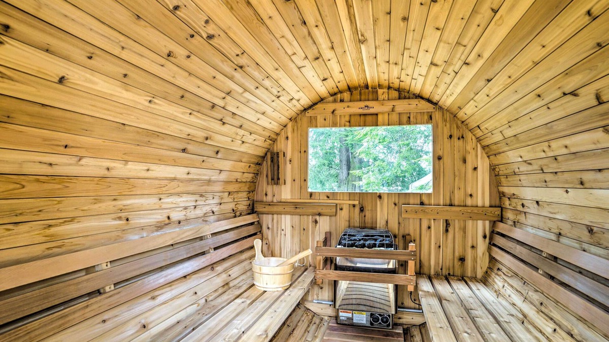 Gold Bar Cottage | Gold Bar Cabin on Skykomish River: Heated Swim Spa