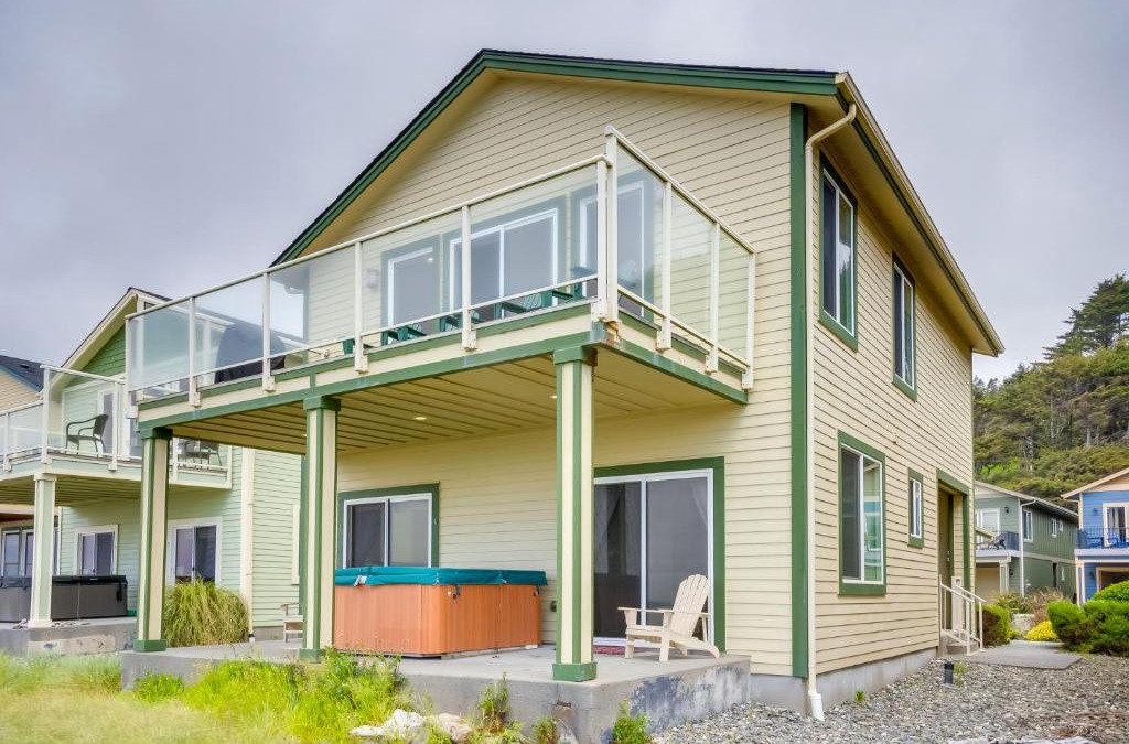 Gold Beach House | Gold Beach Retreat Private Hot Tub and Ocean Views!