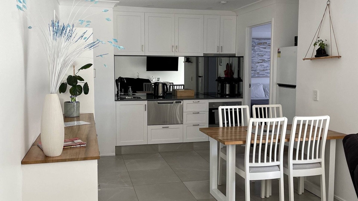 Elanora Apartment | Gold Coast Comfort – Stylish 1-Bedroom Retreat Near Beaches, Cafés & Lake