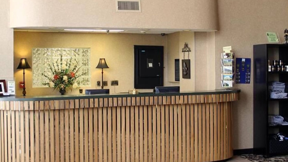 Radcliff Hotel | Gold Vault Inn