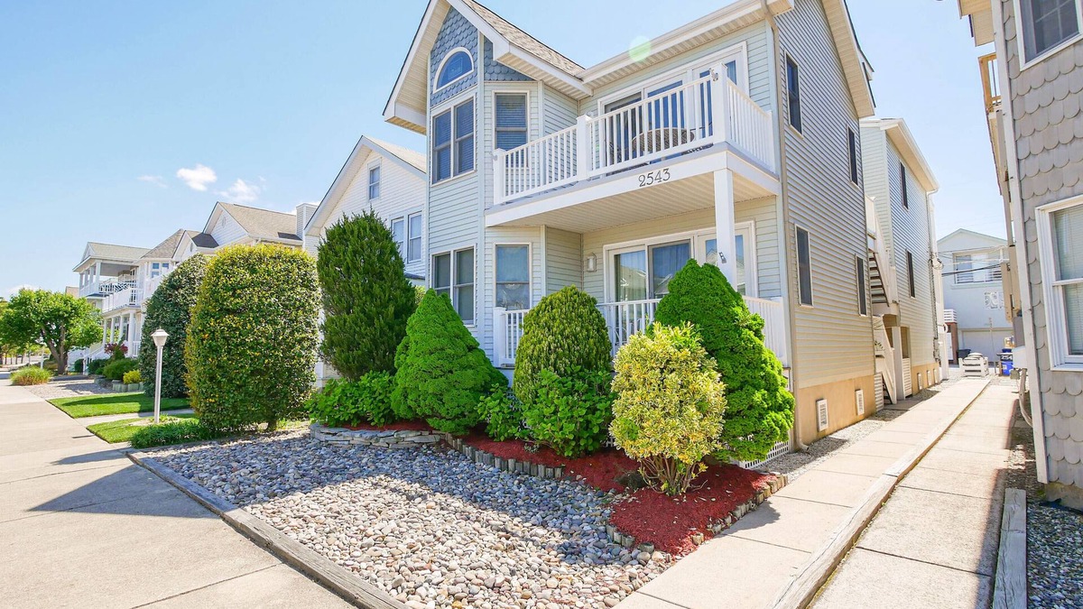 Gold Coast Condo | Goldcoast-Steps to Beach 2nd Flr-3 bedrm/2 bths, Prvt Rooftop Dck w/Ocean Views!