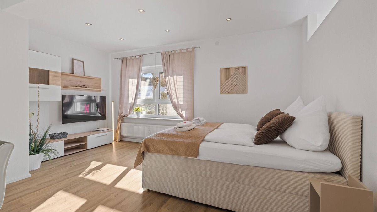 Guenzburg Apartment | Goldcream Deluxe Suite - Modern - Netflix