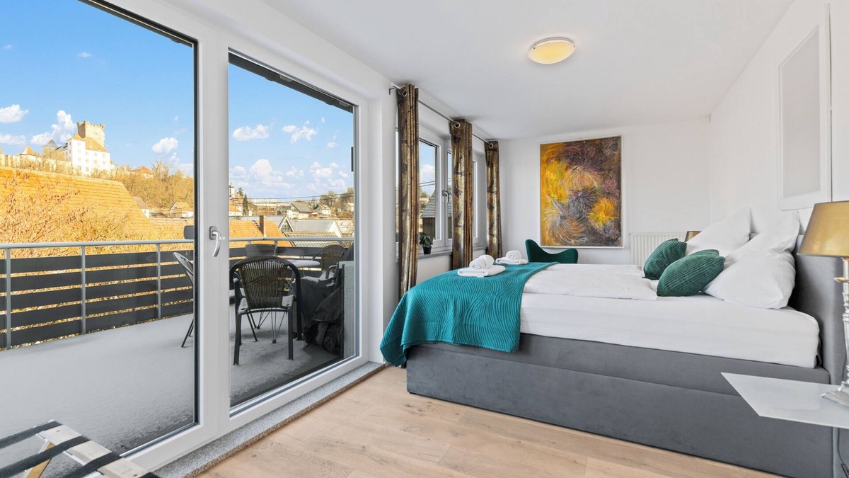 Guenzburg Apartment | GOLDCREAM XL up to 8 people, MODERN, NETFLIX