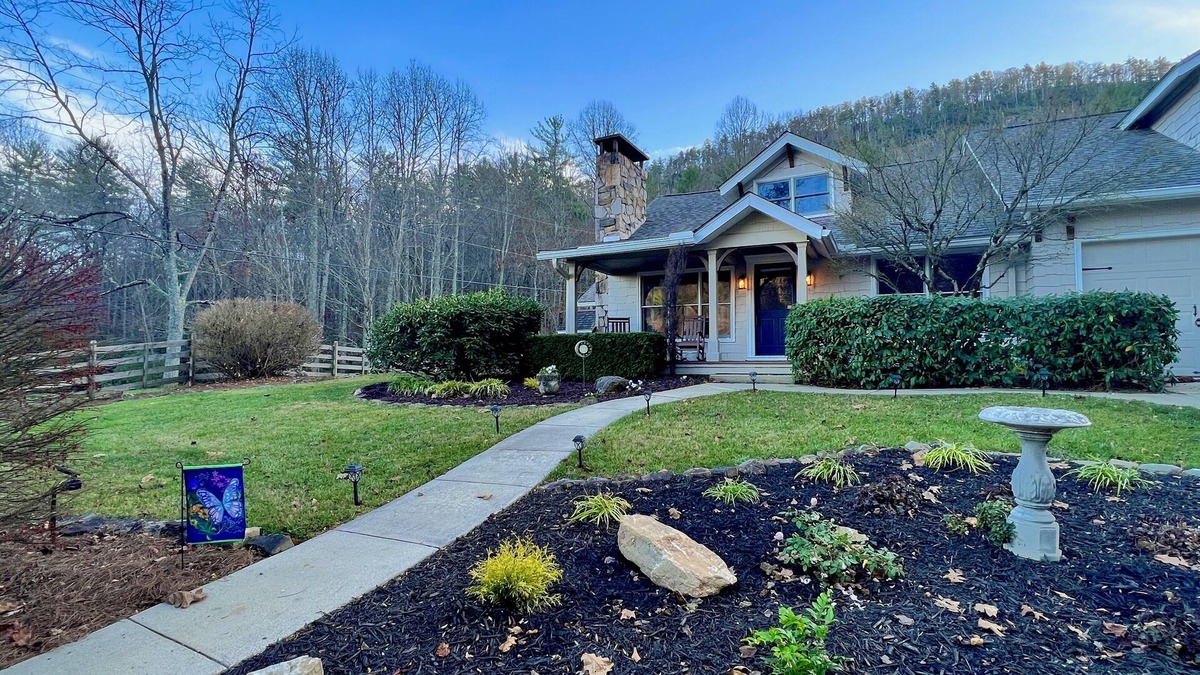 Highlands House | Golden Acres Ranch Hot Tub,Game Room, Creek & Mtn View. 8m from DT Highlands
