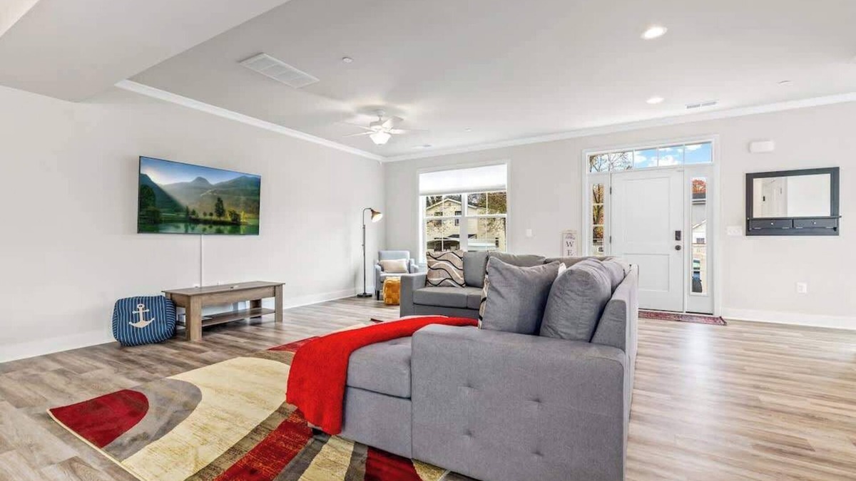 Edgewater House | Golden Anchor Retreat; Lux Living! - Sleeps 7