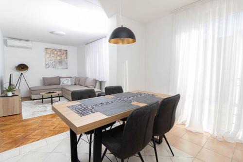 Vinkovci Apartment | Golden day