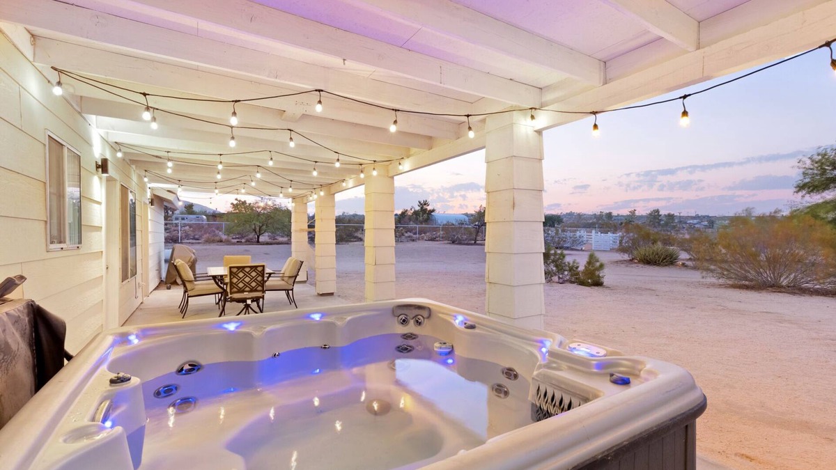 Joshua Tree House | 🌵Golden Desert Ranch - Hot Tub, Fire Pit and BBQ!🌵