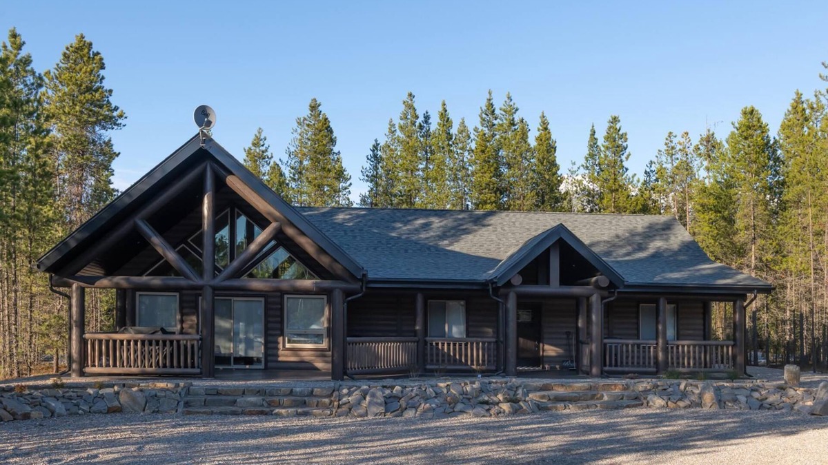Valemount House | Golden Eagle Cabin Rental