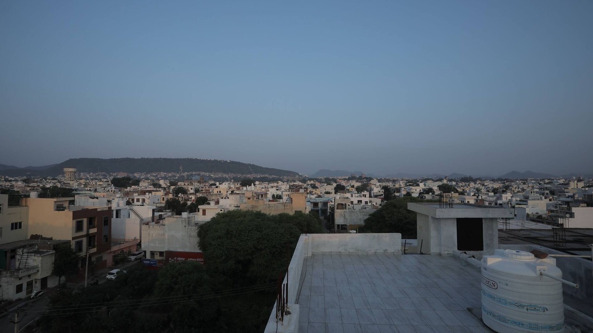 Gayariawas House | Golden Glow - Luxury 1BHK Apt with Bathtub by Ivory Stays