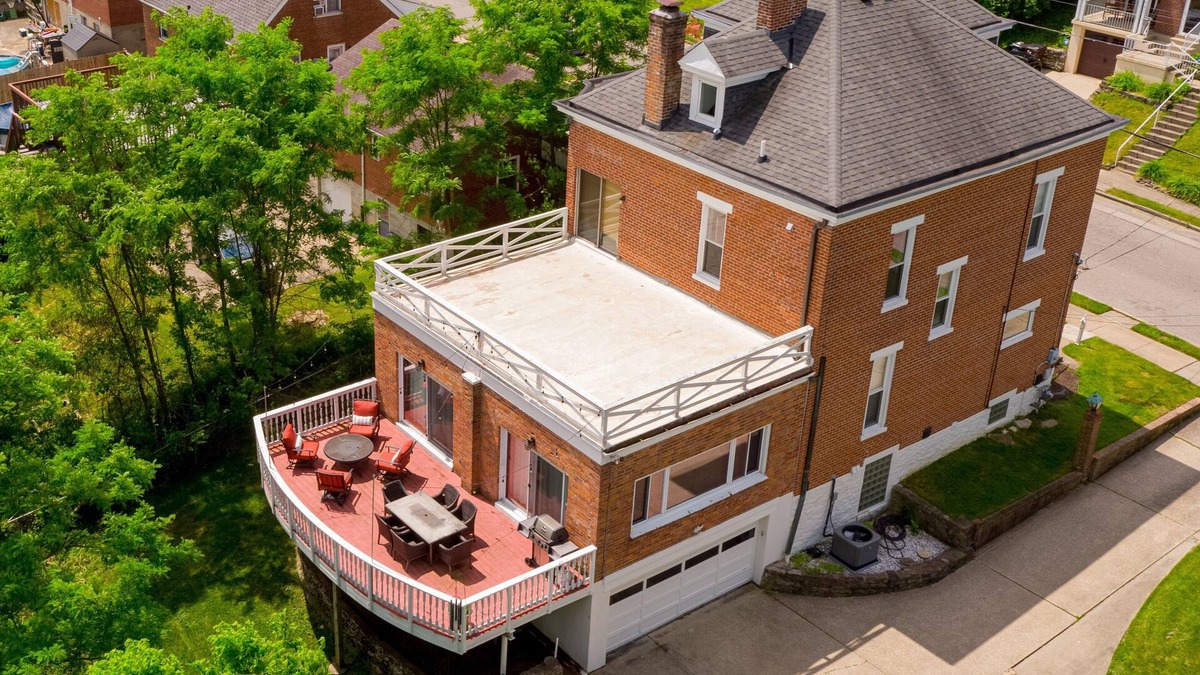 Latonia House | Golden Goose Huge 5+ BR 3 bath 3 Miles to Cincy