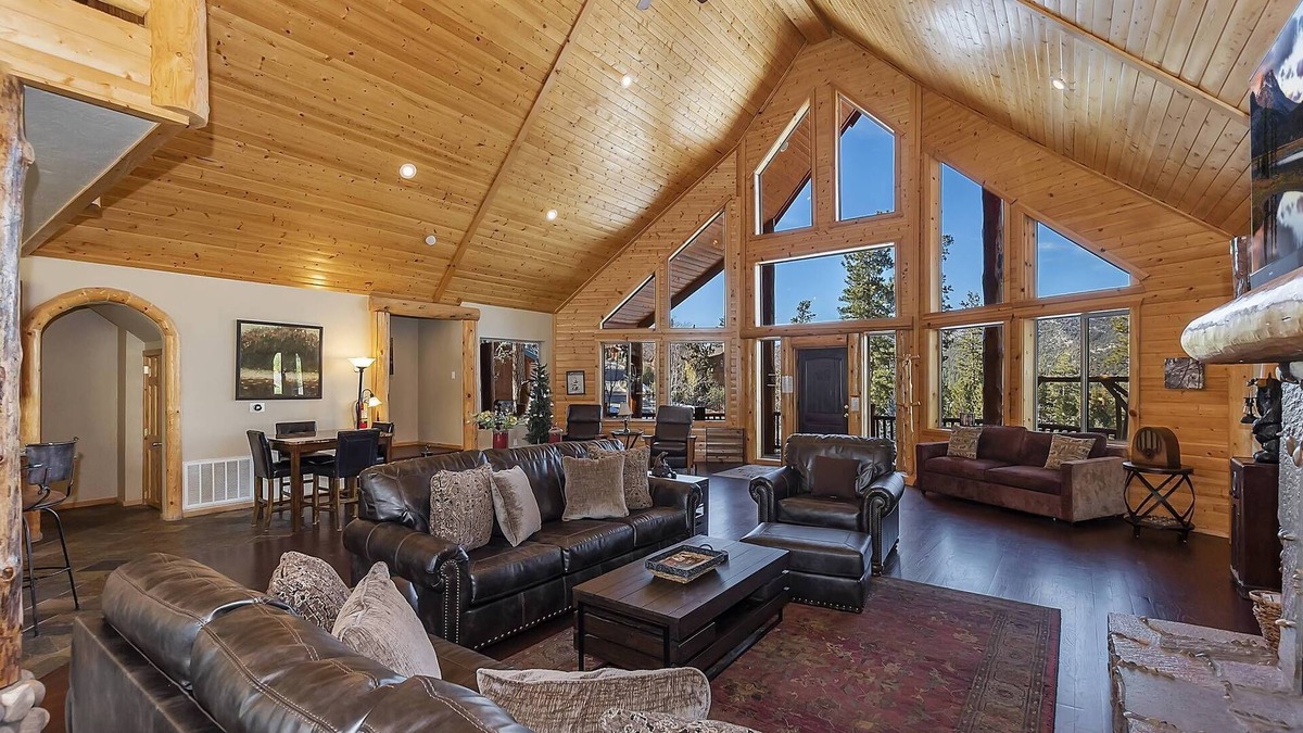 Castle Glen Estates Cabin | Golden Oak Estate by Destination Big Bear : Luxury Log Home in Castle Glen! Walk to the Lake! Beautiful Mountain Views!