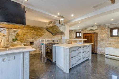 Katun Lindarski House | Golden Roots Estate