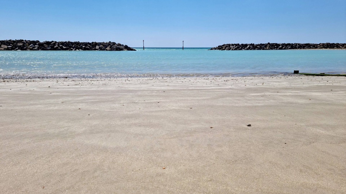 Middleton-on-Sea Condo | Goldeneye beachside paradise, large apartment, free parking, fast Wi-Fi