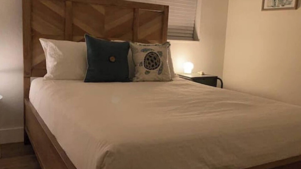 Nautilus Apartment | Goldenrod Stays Apt.1, one block from the beachnn