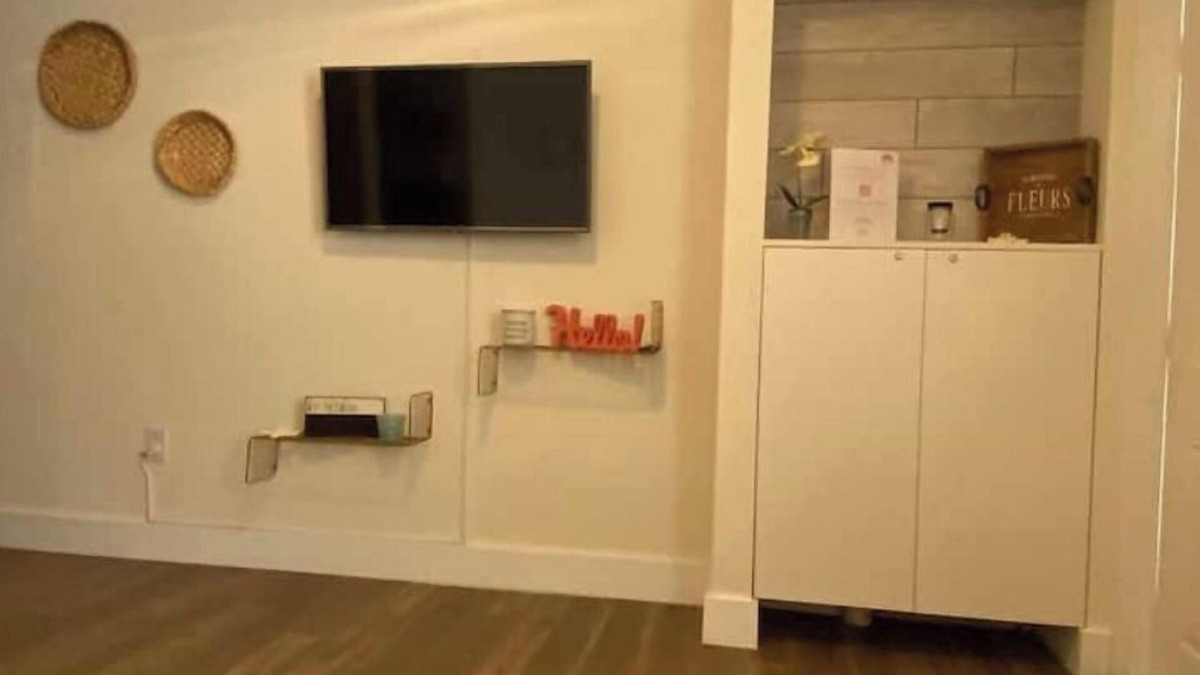 Nautilus Apartment | Goldenrod Stays Apt.2, one block from the beachnn