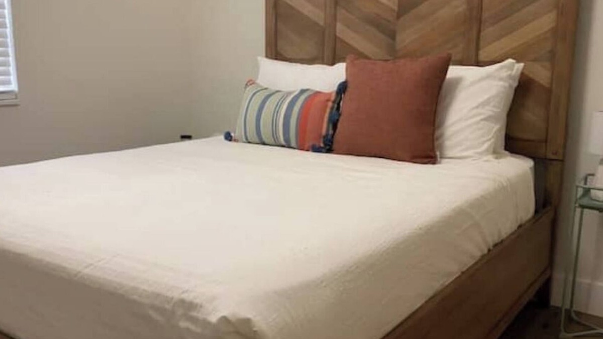 Nautilus Apartment | Goldenrod Stays Apt.4, one block from the beachnn
