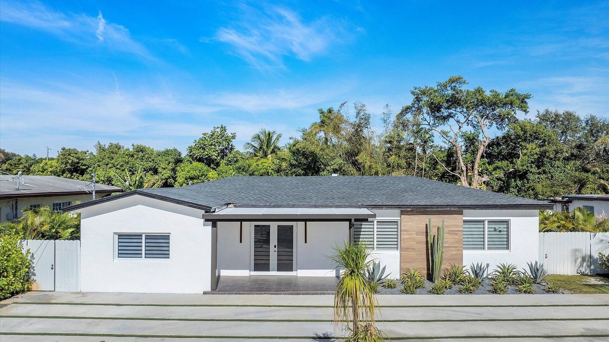 Golden Glades House | GoldLuxe with Outdoor Paradise