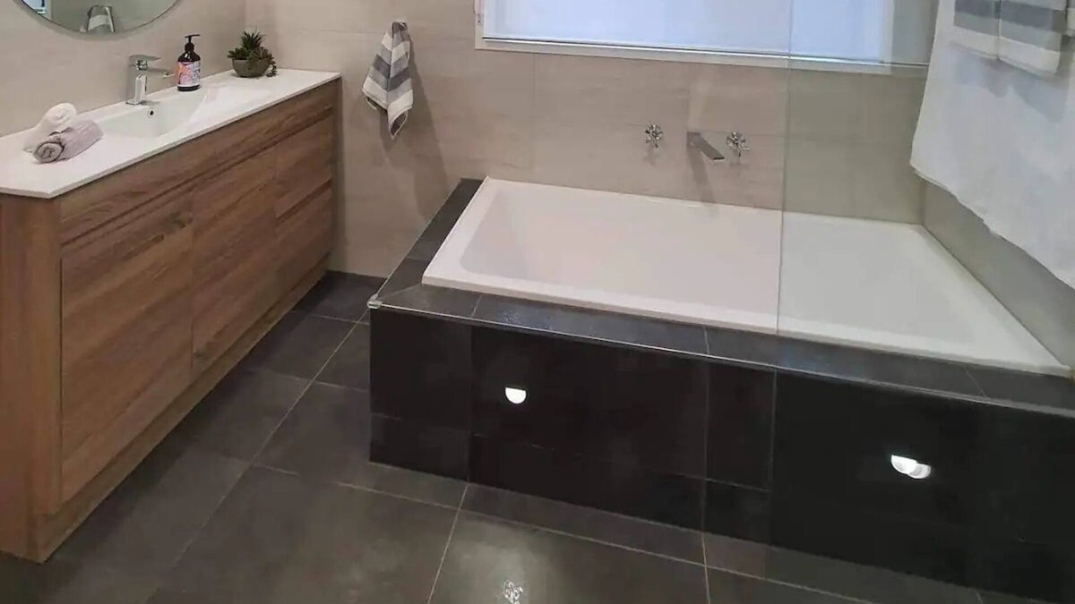 Sunbury House | Golf and Grapes