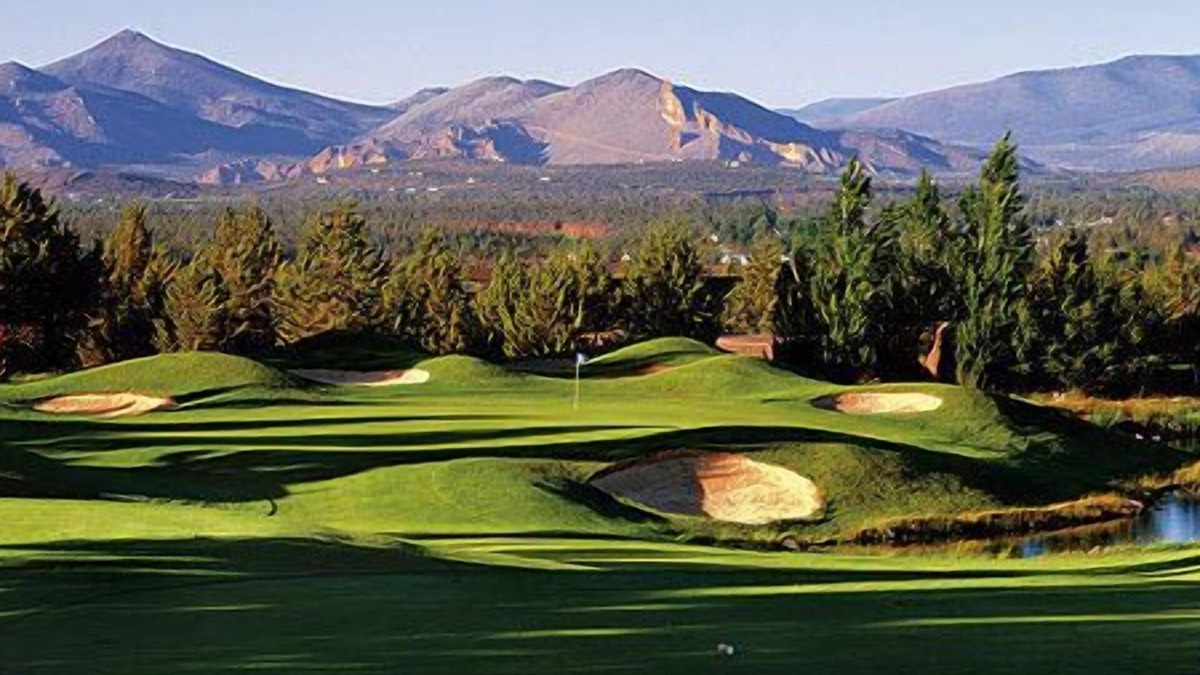 Redmond Condo | Golf and Outdoor Getaway!