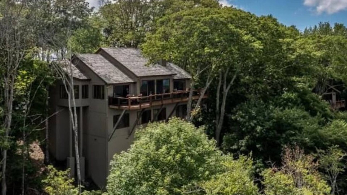 Beech Mountain House | Golf Club Member- Hot Tub-Long Range Mtn Views-Expansive Deck
