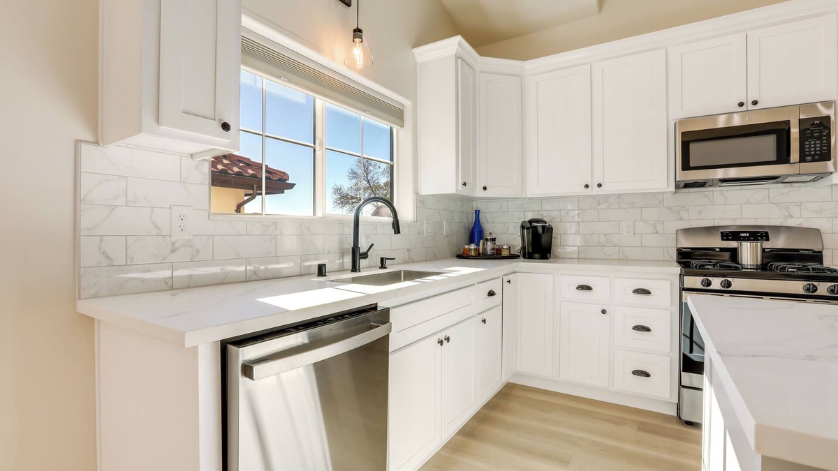 Auburn Apartment | Golf Course Across Street: Modern Auburn Apartment