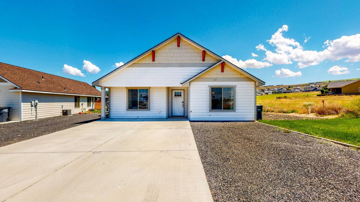 Moses Lake House | Golf course getaway on 5th hole, across from Potholes State Park - dog-friendly