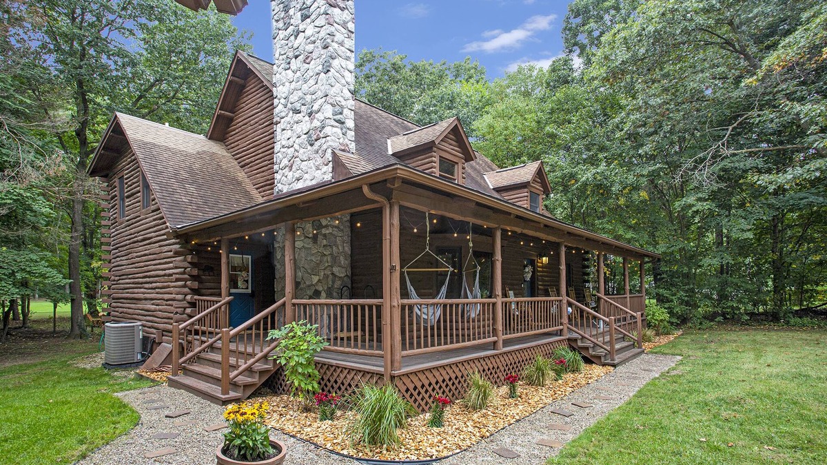 Burnips Cabin | Golf Course Log Cabin with Hot Tub & Movie Theater