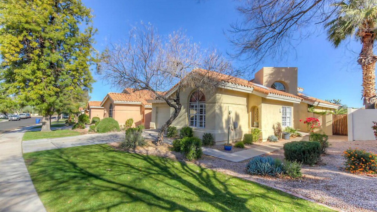 Red Mountain Ranch House | Golf course view retreat in Mesa.