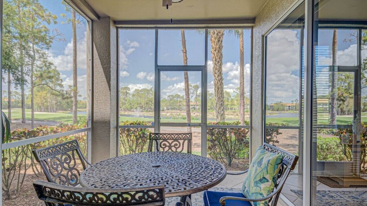 Rural Estates Villa | GOLF ENTHUSIASTS? PRESTIGIOUS VANDERBILT COUNTRY CLUB, 2 BED-2 BATH + DEN HOME