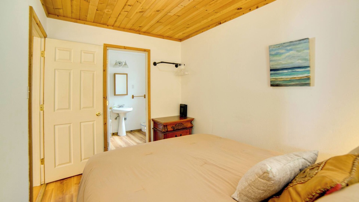 Cobb Cottage | Golf, Hike, Sip Wine: Cobb Mountain Cabin w/Patio