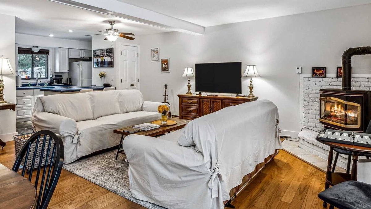 West Hartford Condo | Golf, Lake Pinneo, Fireplace - Windsor Village 3D