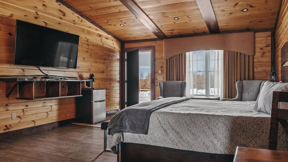 Tully Cabin | Golf, Outdoor Bar, Restaurant - The Forest Haven